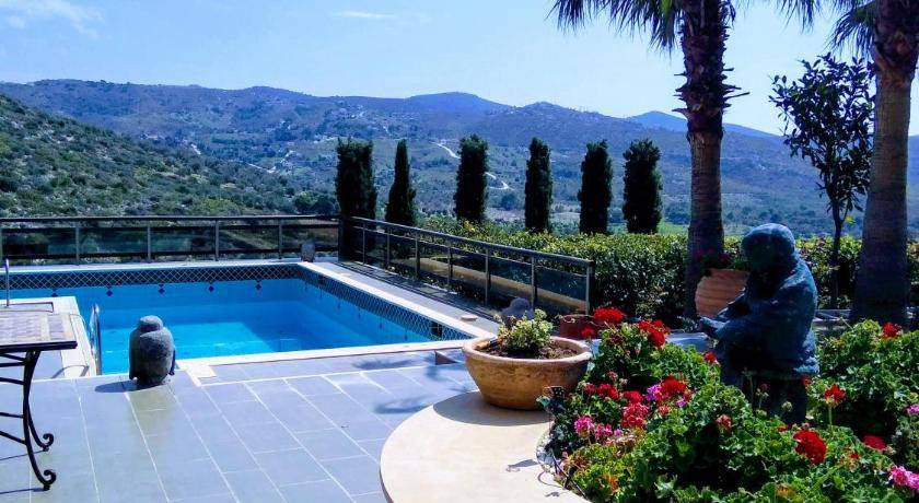 Lavreotiki Villa | 200 m² Villa ∙ 2 bedrooms ∙ 4 guests