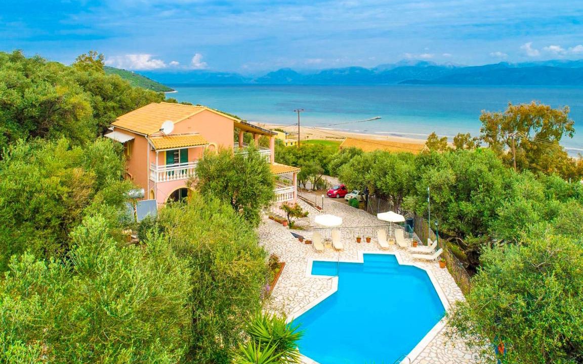 Apraos Villa | 220 m² Villa ∙ 8 bedrooms ∙ 16 guests