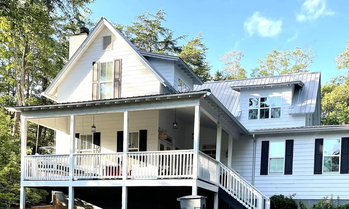 Sautee Nacoochee House | 3 King Bed+Bath ~ Hot tub ~ Fire-pit ~ Pet Friendly ~ 6 miles to Helen