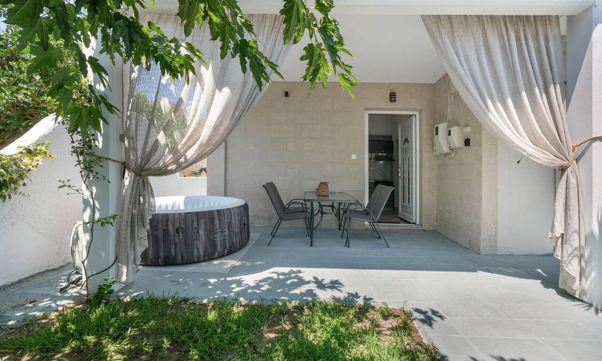 Salakos Apartment | 30roses Apartment with Garden and Hot Tub