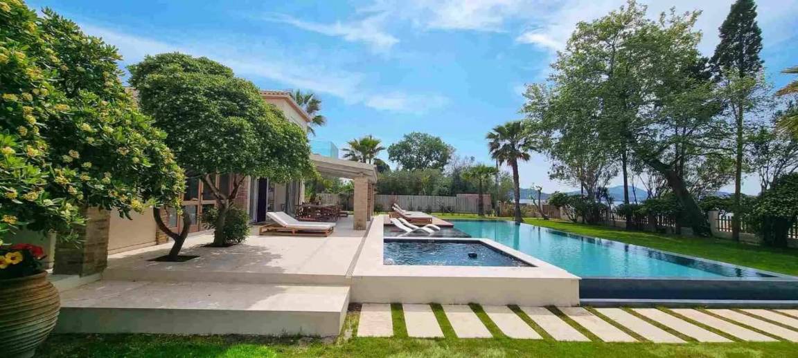 Molos Villa | 350 m² Villa ∙ 6 bedrooms ∙ 12 guests