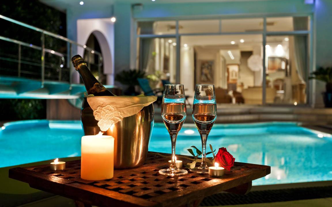 Glyfada Villa | 700 m² Villa ∙ 7 bedrooms ∙ 17 guests
