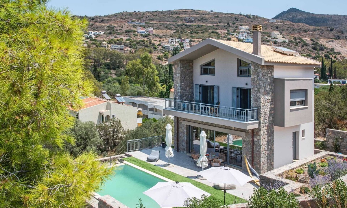 Kontos House | A fabulous brand new villa literally a splash away from the sea.