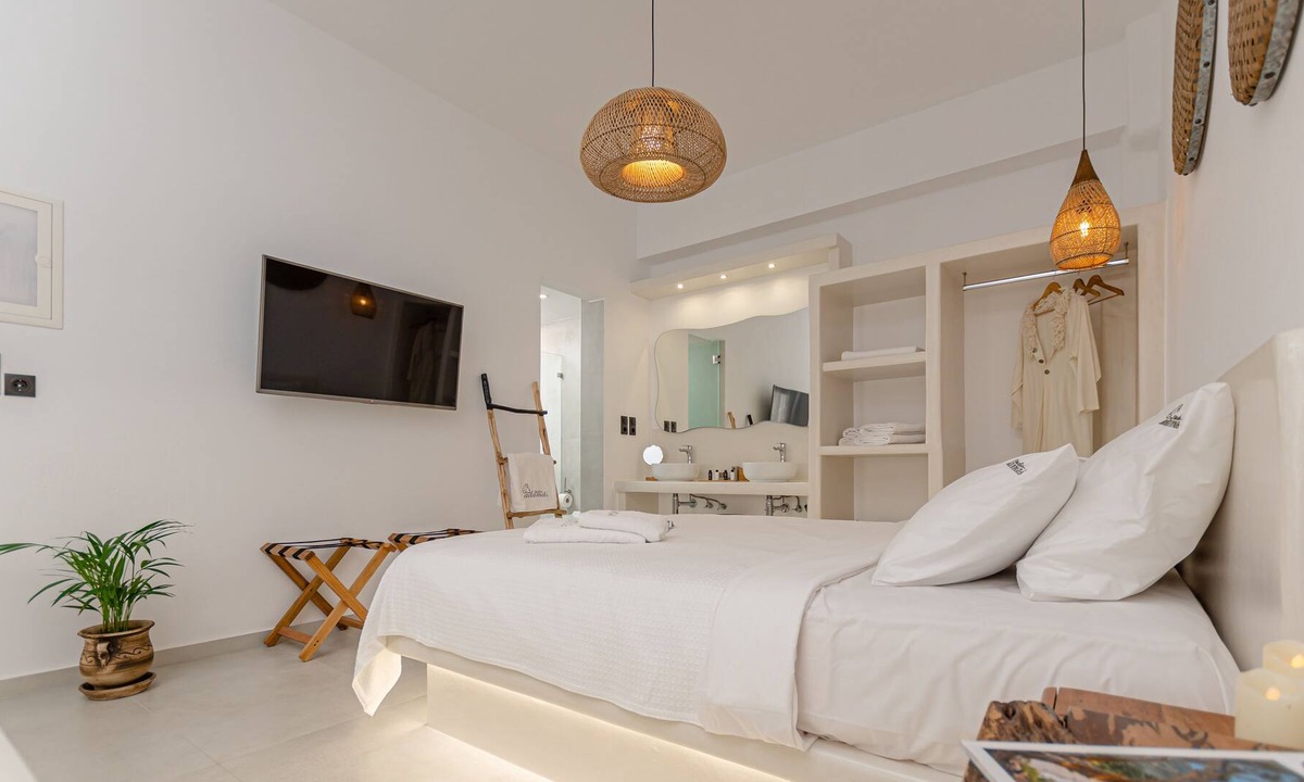 Naxos Town Apartment | Adamas Studios Emerald Room
