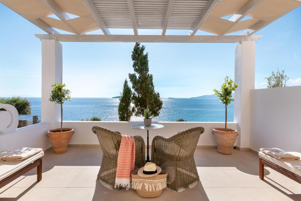 Batsi Hotel | Aneroussa Beach Hotel