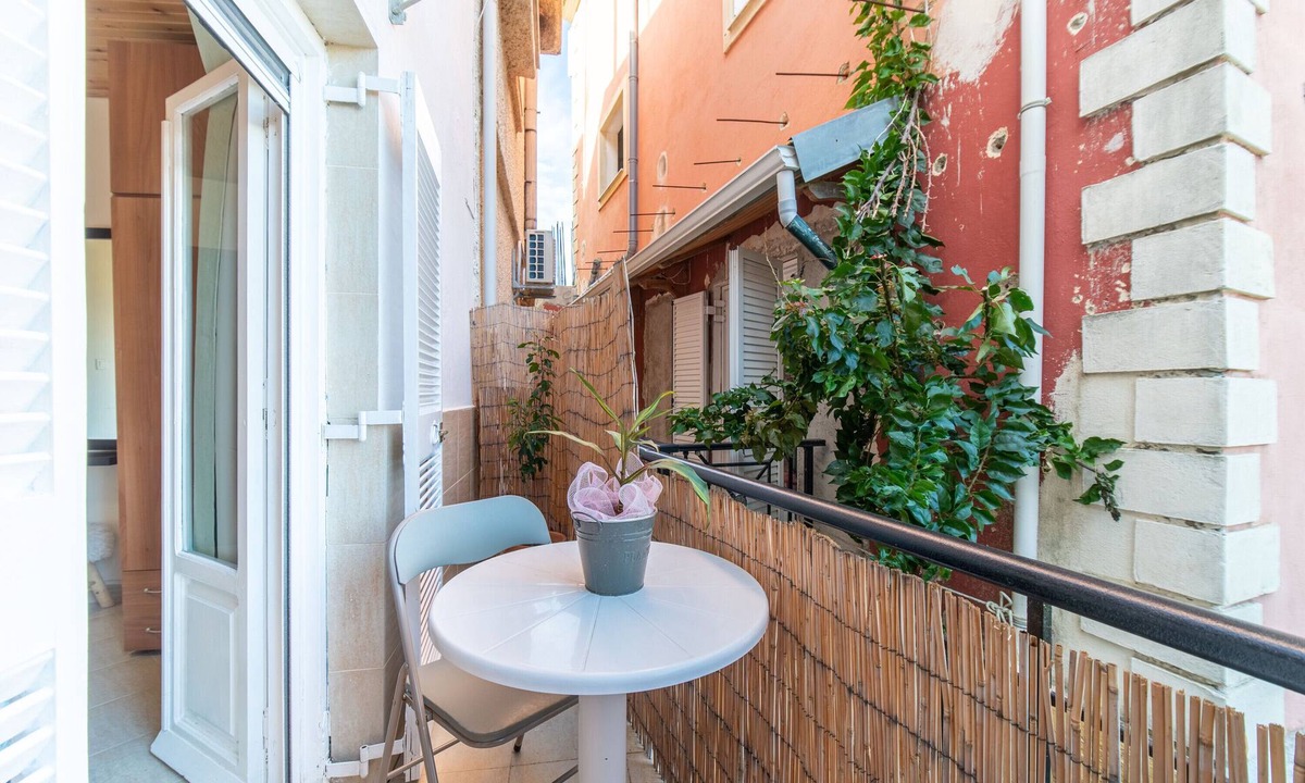 Notos Apartment | Apartment "La Pazzeli Groundfloor" with Sea View, Balcony & Wi-Fi