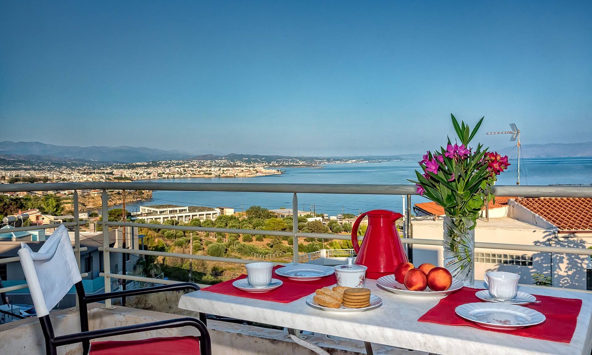 Chania Apartment | Apartment overlooking the city of Chania and the sea