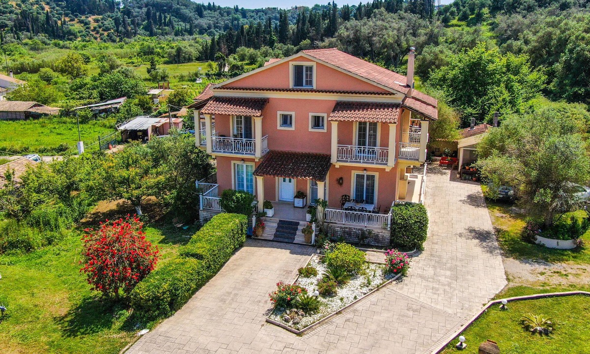 Peroulades Apartment | Apartment "Villa Logas" close to the Beach with Garden & Wi-Fi