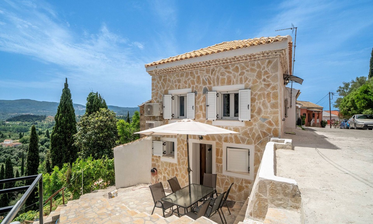 Karousades Apartment | Apartment 'Villa Nicolas' with Mountain View, Wi-Fi and Air Conditioning