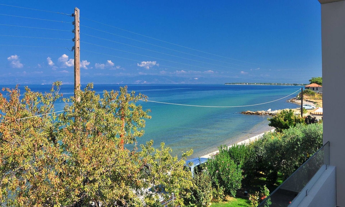 Skala Sotiros Apartment | Balconies on Sea - The White Apartment