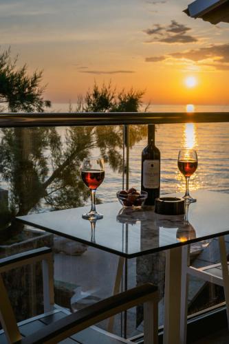 Agios Gordios House | Black Rocks Luxury Seafront Beach Suite