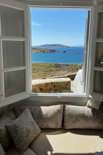 Houlakia Apartment | Blue and white Mykonos