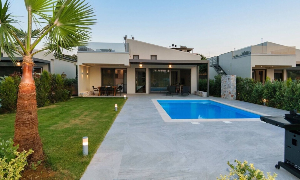 Daratsos Villa | Brand New Lux villa★Walk to ALL★Heated Private Pool★BBQ