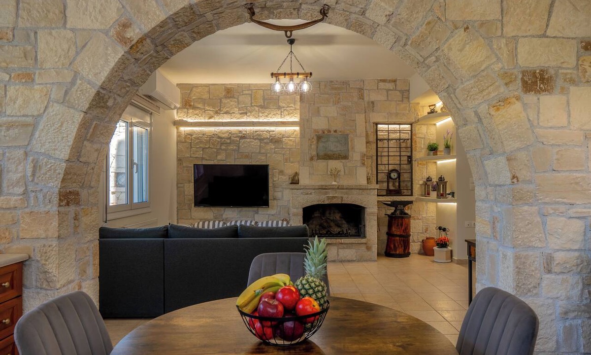 Heraklion Apartment | Casa di Tzaki Stone House with Garden & BBQ