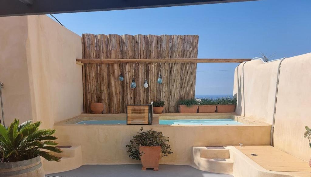 Finikia Apartment | Casa Itaca luxury apartments with private jacuzzi and sea view in Finikia - Oia