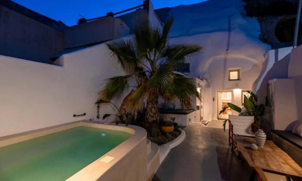 Karterados Villa | Cave at White Rock Private jacuzzi
