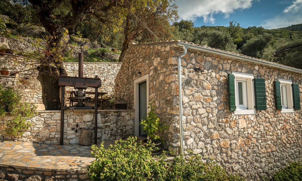 Petaleia House | Charming and traditional small stone house.