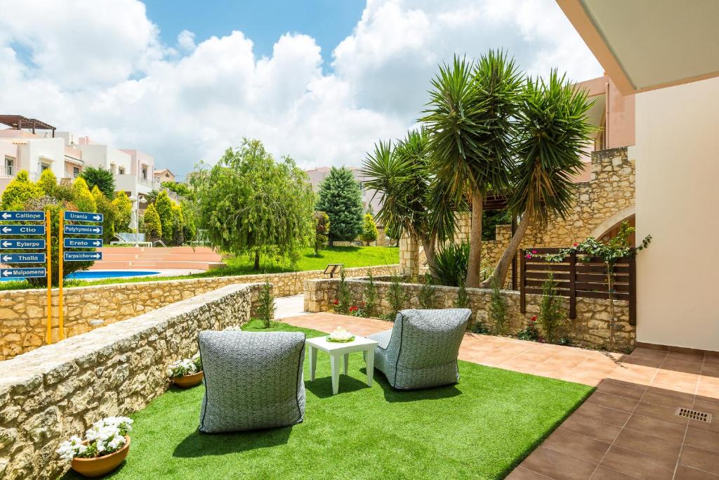 Loutra House | Chris House