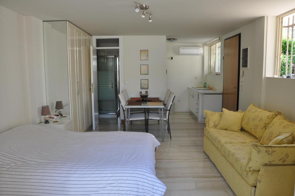 Kifisia Apartment | Cosy Studio with Garden/Individual apartment