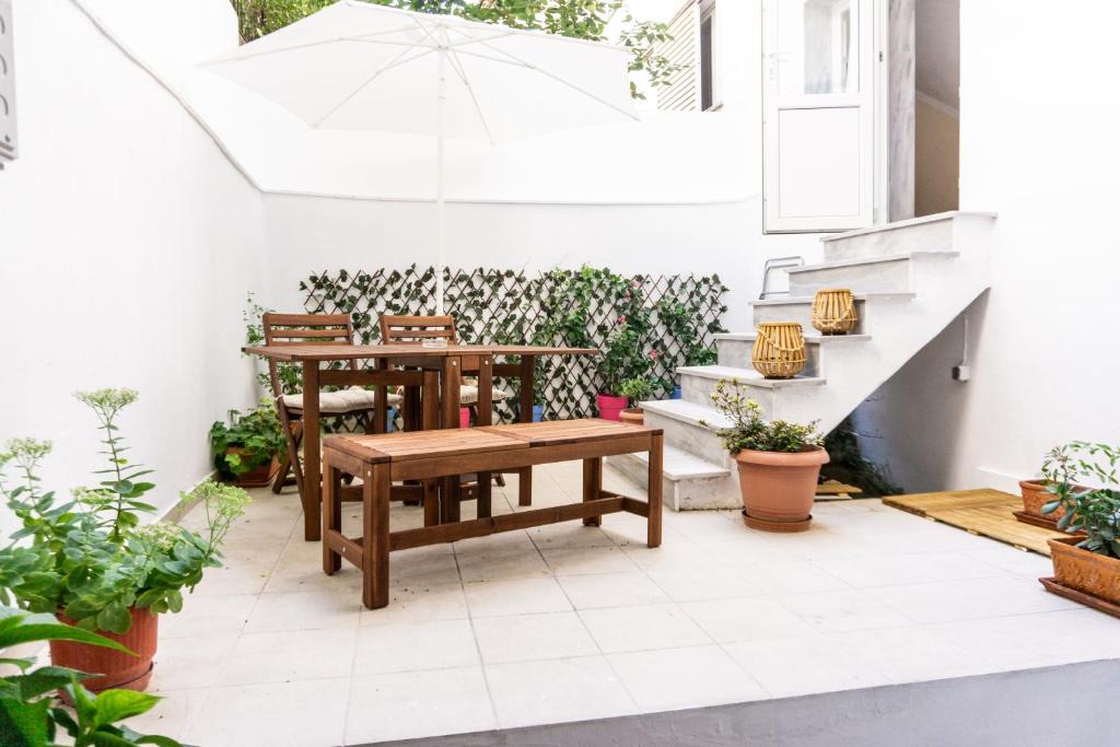 Ano Poli Apartment | Dimitra's cosy studio in old town with backyard