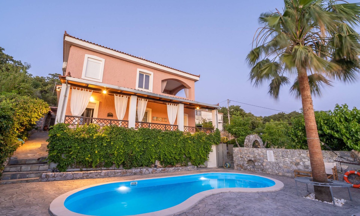 Armenoi Villa | Dryades Villa. Located 8 km away from the beach of Rethymnon