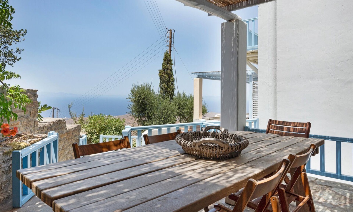 Ioulida House | Efrossyni House: Sea View, Private Garden & Wi-Fi