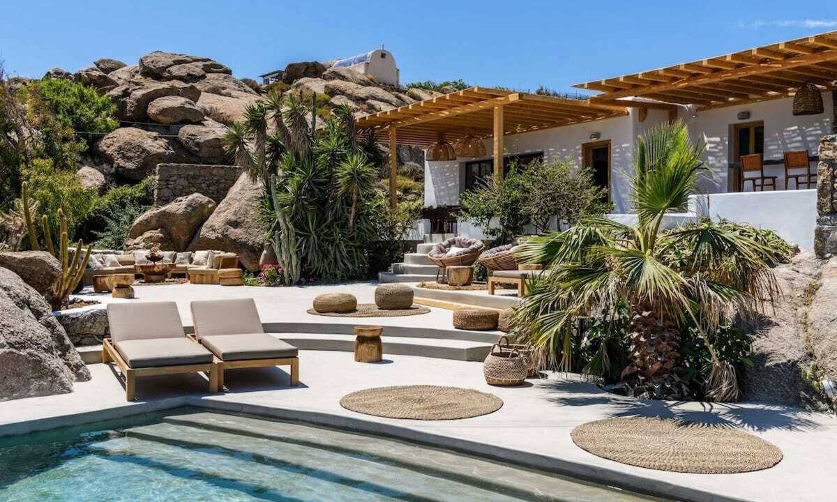 Plintri Villa | Elements Mykonos | Villa in Paraga near Scorpios & Soho House | Private pool