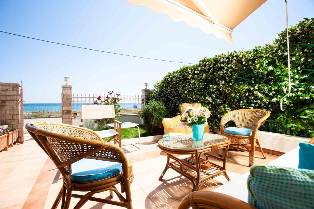 Nea Propontida House | F & B Summer Collection - Mouries - Seafront