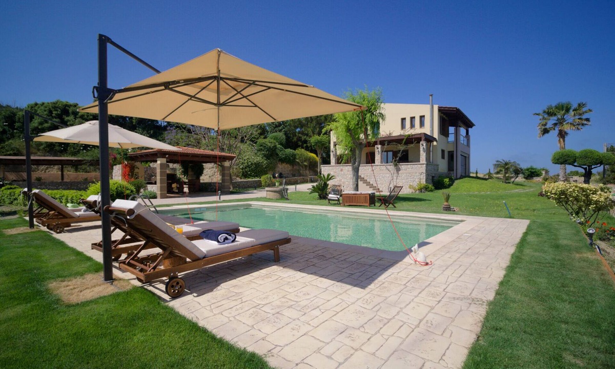 Asklipiio Villa | Four-Bedroom Villa with a Pool, 400m from the Beach!