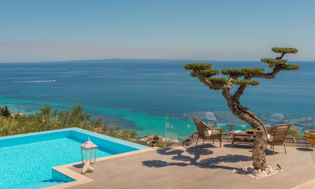 Akrotiri House | Golden July Luxury Villa. An estate in Greece for unforgetable holidays!