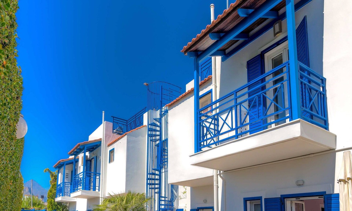 Agios Dimitrios Apartment | BBQ|Balcony|42Mbps|King|Backyard|Full Kitchen-1
