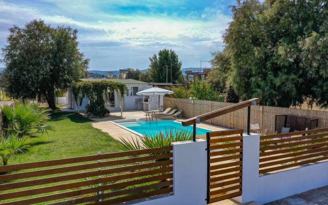 Pigianos Kampos Villa | Hara's beach villa with private pool