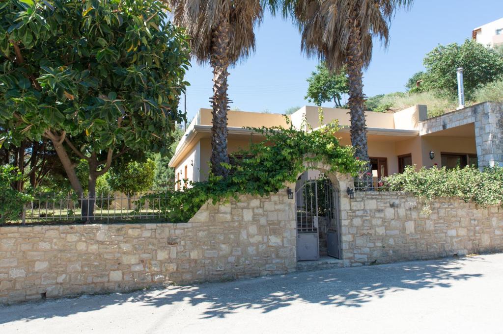 Palaiokastro Villa | Heraklion Comfy House with Mountain View