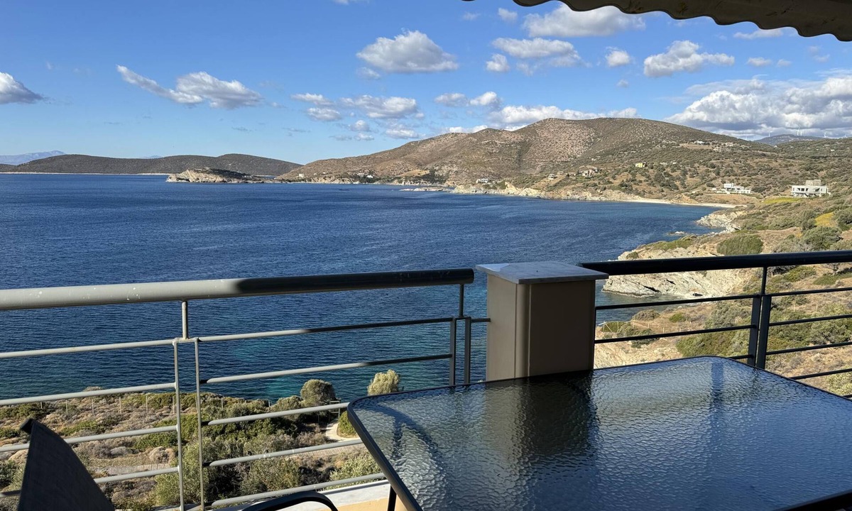 Karystos House | Holiday flat in a fantastic location right by the sea, direct beach access, Eubo