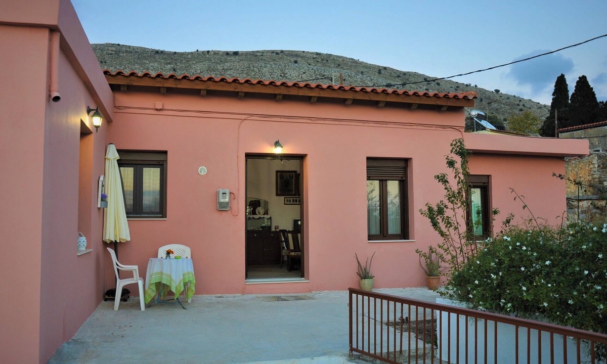 Apostoli House | Holiday Home 'House For Rent In Apostolous' with Mountain View, Private Garden and Wi-Fi