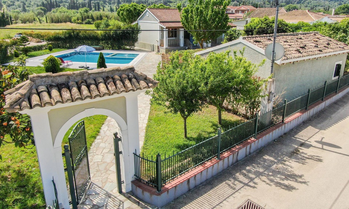 Sidari House | Holiday Home 'Mini Country House' with Private Pool, Wi-Fi and Air Conditioning