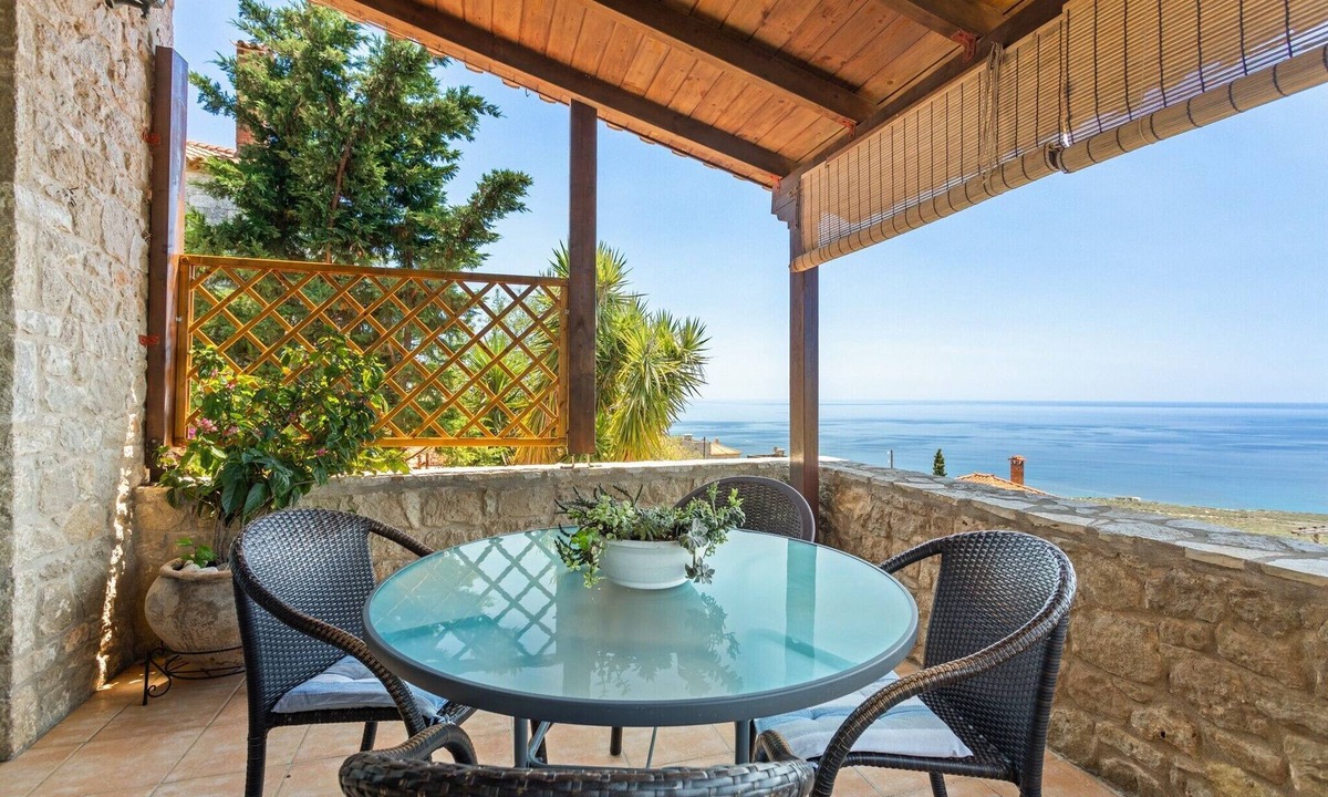 Lefktron House | Holiday Home 'Villa Oneiro' with Sea View, Wi-Fi and Air Conditioning