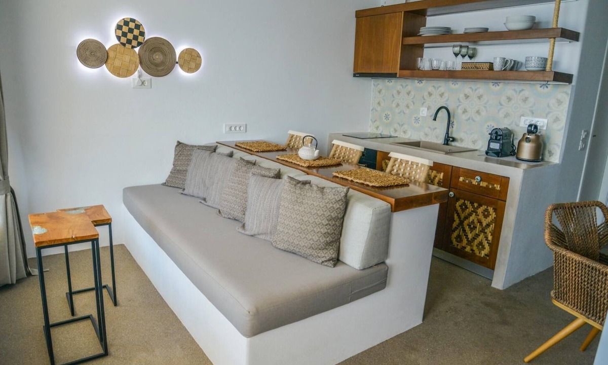 Tripiti House | honeymoon klima suite