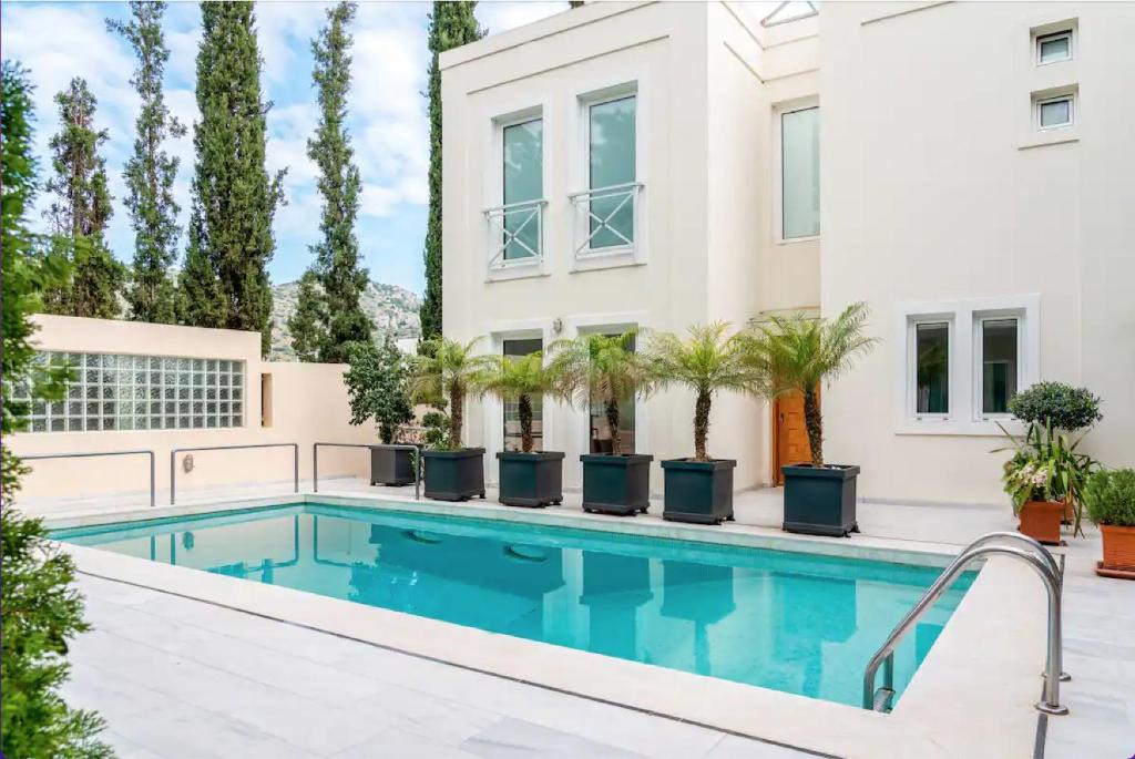Vouliagmeni Apartment | Hyacinth homm with Garden & Pool in Vouliagmeni