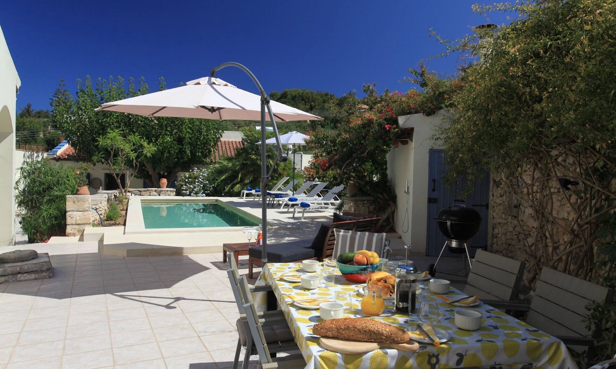 Gavalochori House | Idylic traditional property with private pool in central village location
