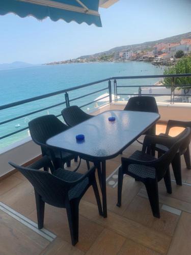 Xylokastro-Evrostina House | Kamari Beachfront Apartments