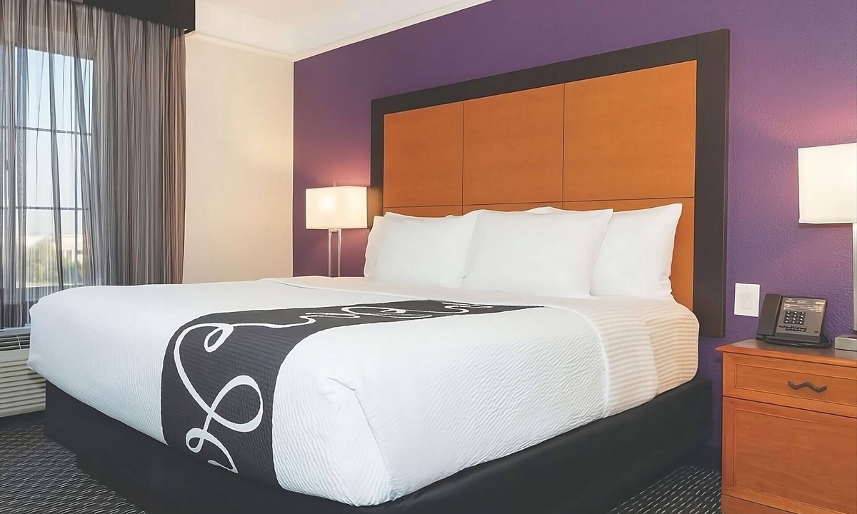 Guasti Apartment | King Bed Executive Room at La Quinta Inn & Suites by Wyndham Ontario Airport