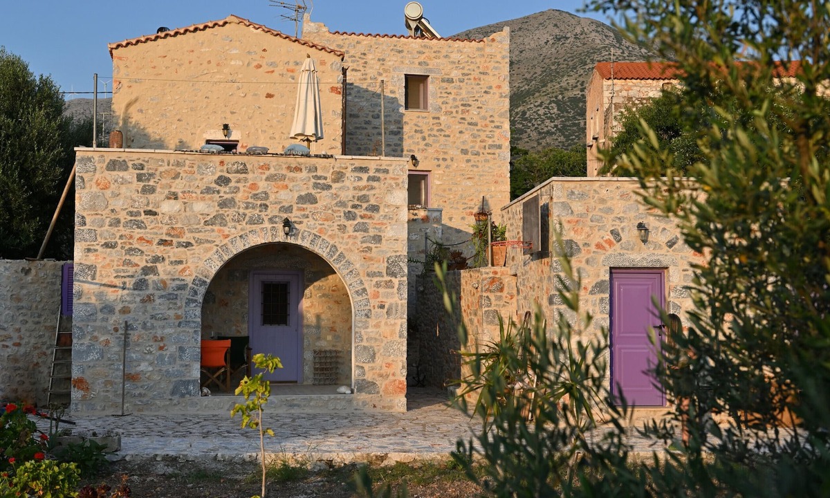 Pyrgou Dirou Ski Chalet | Kivotos Mani – Traditional Charm & Coastal Views