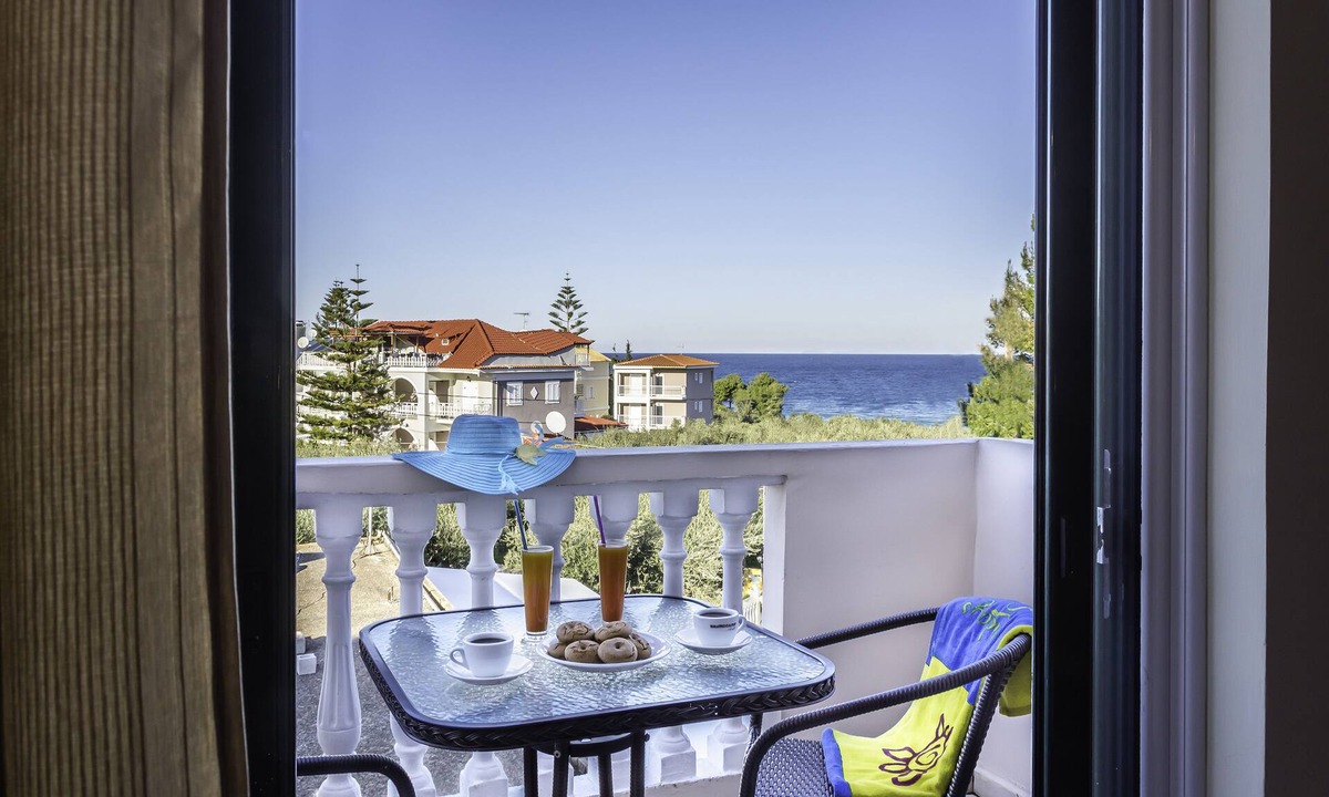Alonia Apartment | Kozanos II Studio for 4, 150m from the beach!