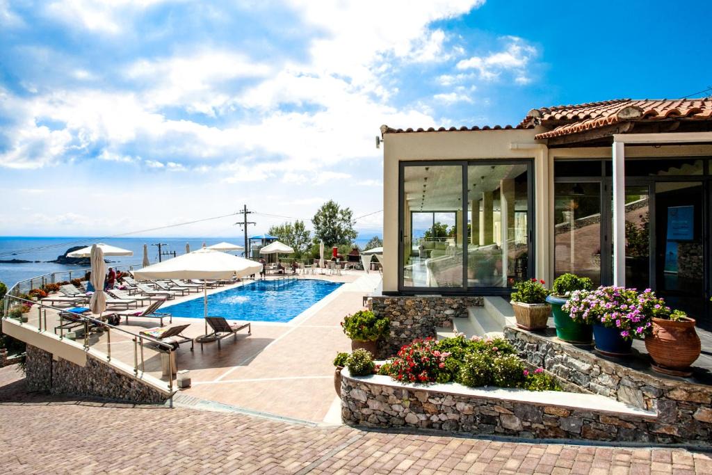 Troulos Apartment | La Luna Hotel