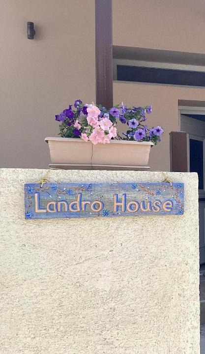 Drapanias House | Landro House