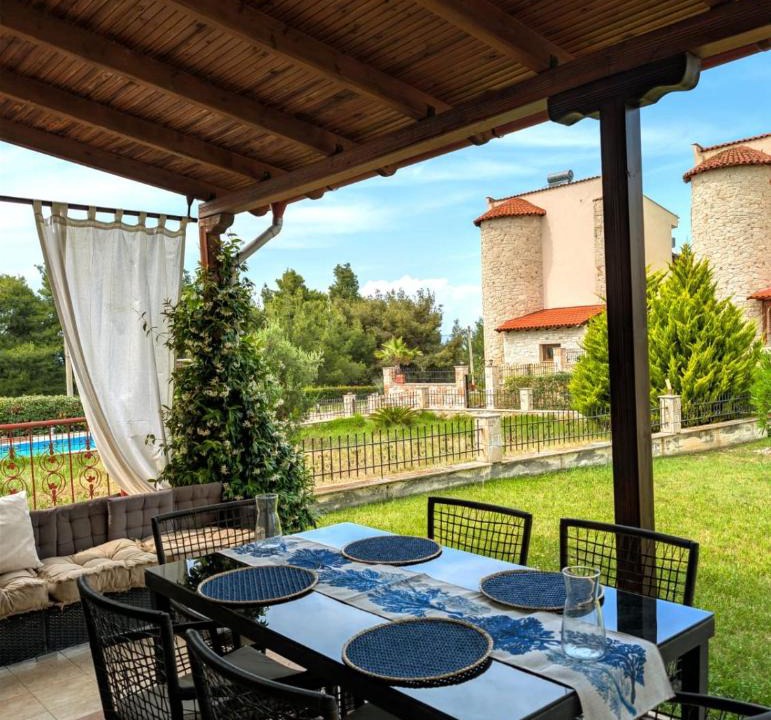 Afytos Villa | Leto Family Villa with access to the beach