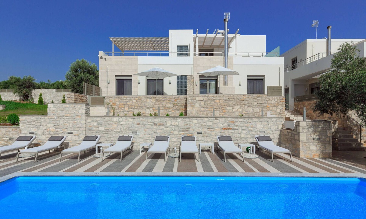 Adele Villa | Luxury 2Bedroom Villa Maisonette 2km from Beach with shared pool sleeps 5