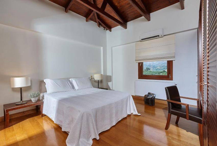 Malevizi Villa | Luxury Crete Villa Villa Malvazia Beautiful 4 Bedroom Villa Private Pool Gym Keramoutsiou