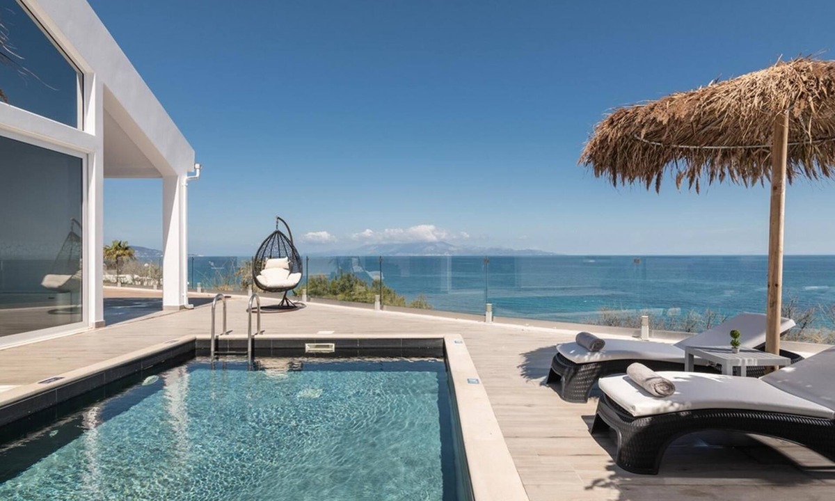 Neromilos Villa | Luxury Villa Cavo Mare Meltemi with pool & jacuzzi